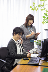 看護師と医療ソーシャルワーカーが電話での相談に対応